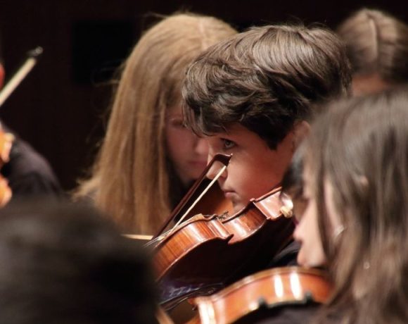 Unos jóvenes violinistas