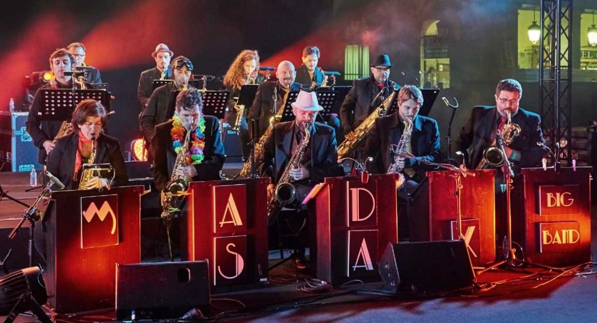 Una imagen de un grupo de saxofonistas
