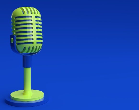 Un micrófono verde sobre fondo azul