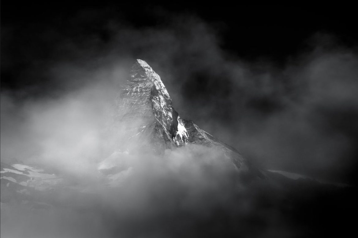 Imagen de El Cervino en blanco y negro cubierto por las nubes