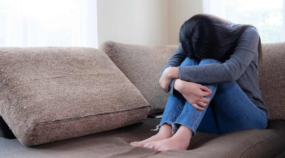 Una joven con depresión en un sofá