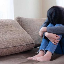 Una joven con depresión en un sofá