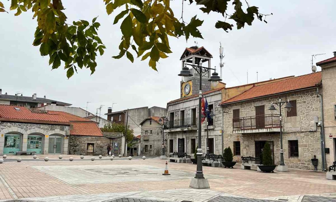 Plaza de Moralzarzal con el Ayuntamiento al fondo