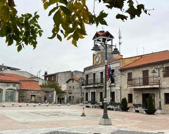 Plaza de Moralzarzal con el Ayuntamiento al fondo