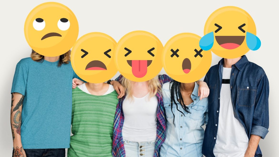 Un grupo de adolescentes con caras de emojis