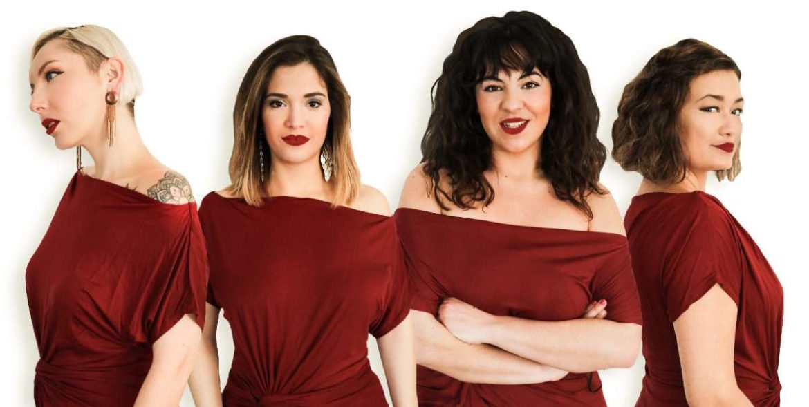 Cuatro cantantes vestidas de rojo