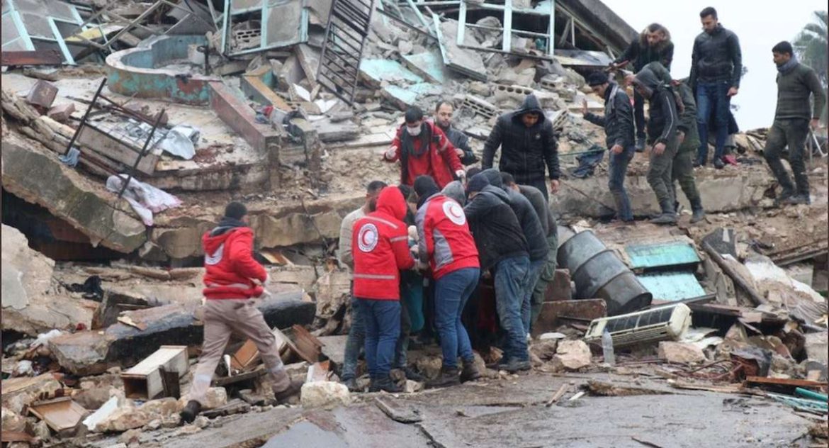 Gente ayudando en el terremoto de Turquía