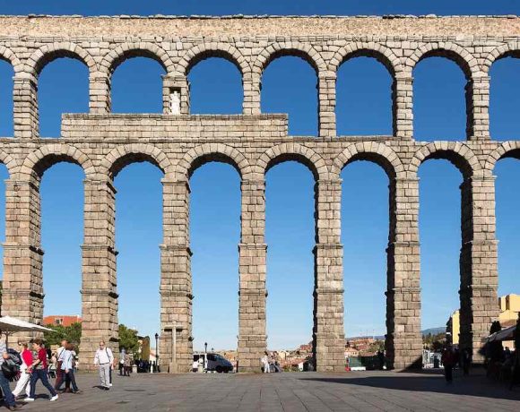El Acueducto de Segovia en día soleado