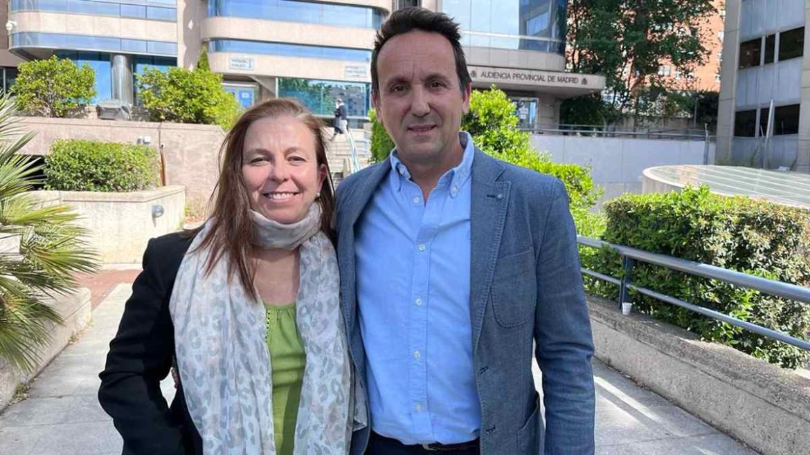 Juan Carlos Rodríguez Osuna y Susana Villarreal a la salida del Juzgado