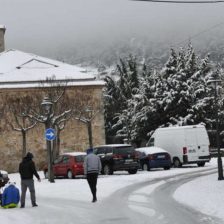 El Ayuntamiento de Moralzarzal reparte sacos de sal gratis en previsión de heladas en invierno
