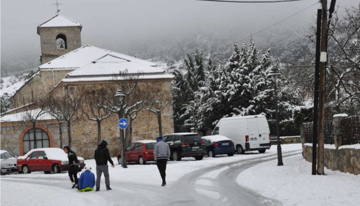El Ayuntamiento de Moralzarzal reparte sacos de sal gratis en previsión de heladas en invierno