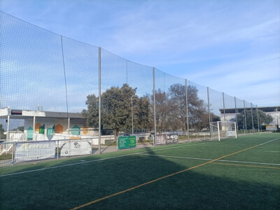 Siguen las mejoras de seguridad en el campo de fútbol de Moralzarzal. redes parabalones