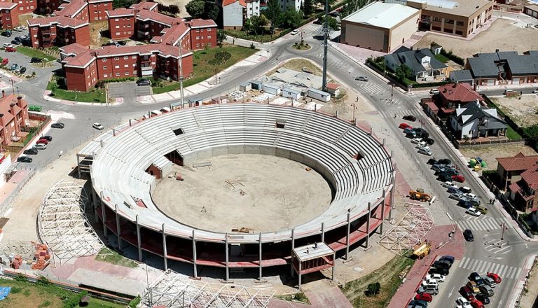 Galería de imágenes de la construcción de la Plaza de Toros de Moralzarzal en 2005