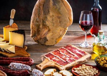 Excursión de los mayores de Moralzarzal a Guijuelo y Candelario, Delicias Ibéricas y Encanto Serrano