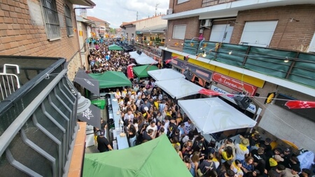 Ambiente aperitivo en la Calle Huerta. Las mejores fiestas de la sierra de madrid en moralzarzal