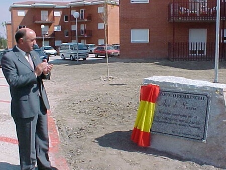Inauguración en septiembre 2000 I promoción de Viviendas Municipales en Moralzarzal. Placa (1)