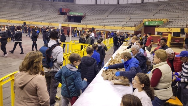 Bienvenida a la Navidad en Moralzarzal con una Castañada Popular en la Plaza de Toros, entrega