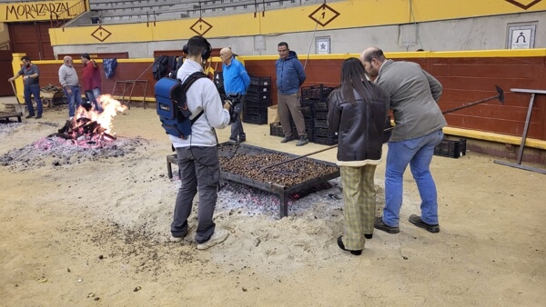 Bienvenida a la Navidad en Moralzarzal con una Castañada Popular en la Plaza de Toros, telemadrid