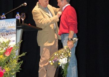 Jornadas de Montaña de Moralzarzal. Carlos Soria isignia de oro del municipio en 2006