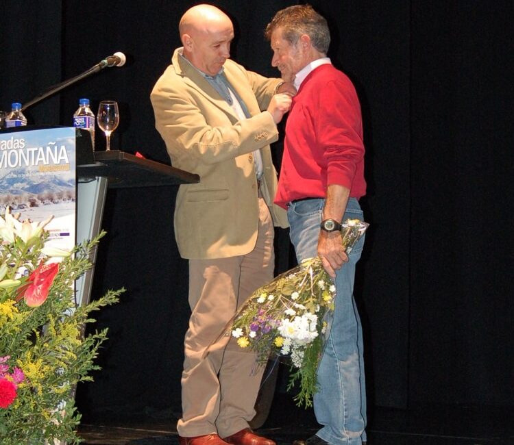 Jornadas de Montaña de Moralzarzal. Carlos Soria isignia de oro del municipio en 2006