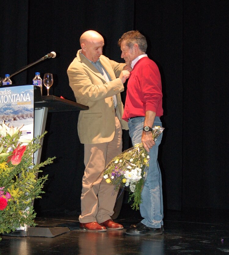 Jornadas de Montaña de Moralzarzal. Carlos Soria isignia de oro del municipio en 2006