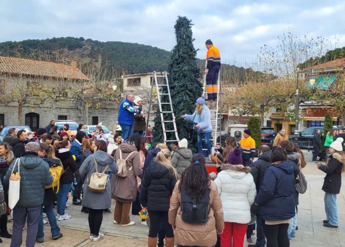 Decoran el Árbol de Navidad de la Plaza en Moralzarzal