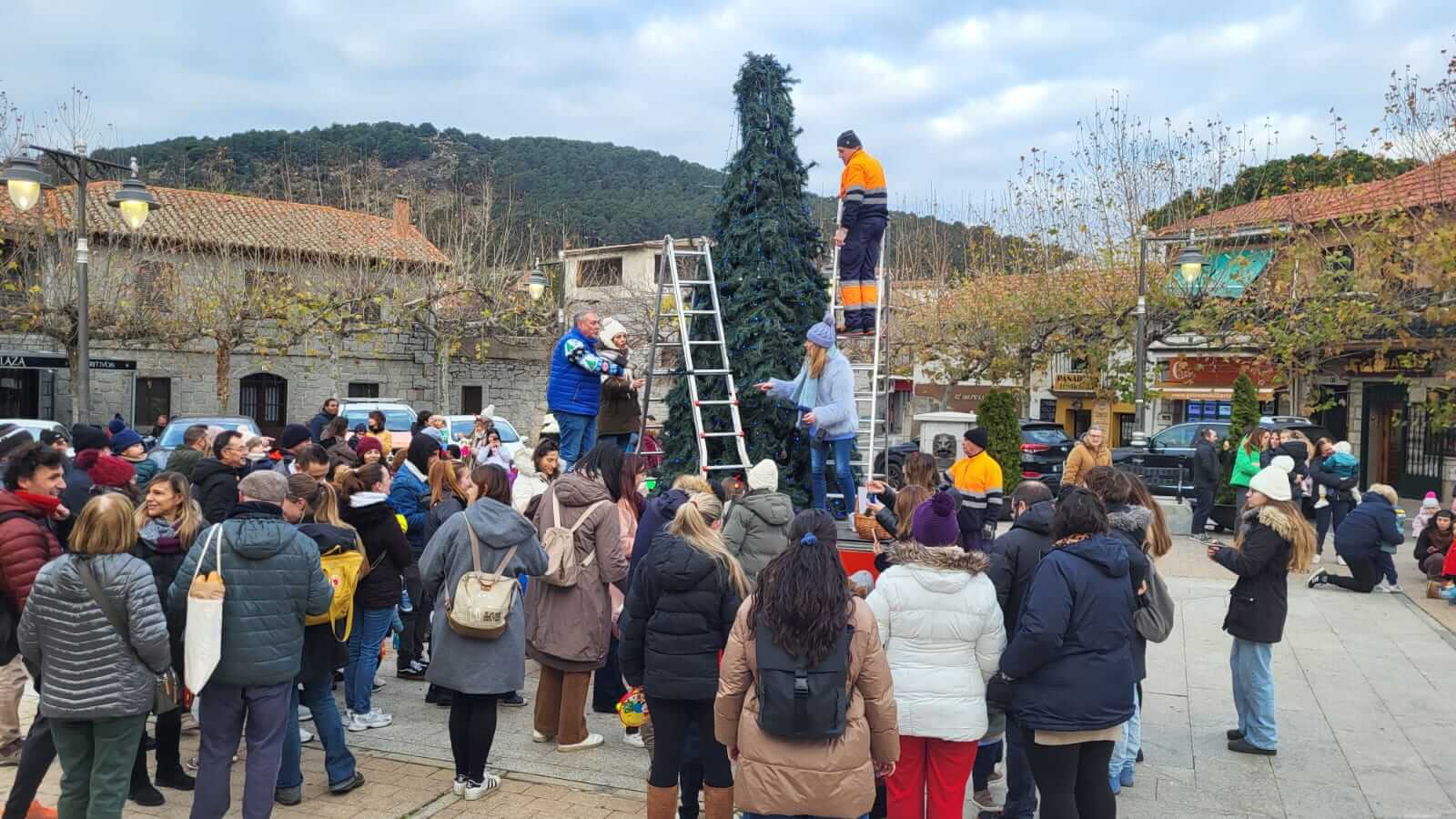 Decoran el Árbol de Navidad de la Plaza en Moralzarzal