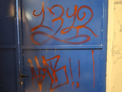 Limpieza de pintadas en el CEIP San Miguel Arcángel 2 (1)