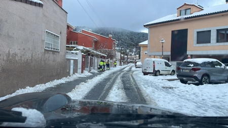 Operativo especial ante la nevada de ayer en Moralzarzal, operarios