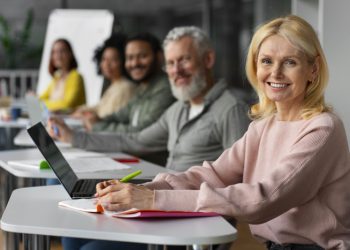 Actualízate en el Hogar de Mayores de Moralzarzal, nuevos cursos tecnológicos con La Caixa