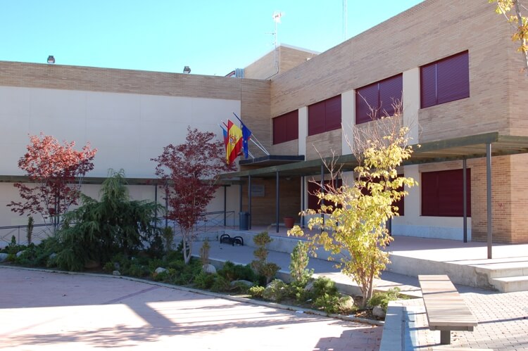 El Ayuntamiento de Moralzarzal garantiza la seguridad del Centro Cultural con una solución para sus ventanas y persianas