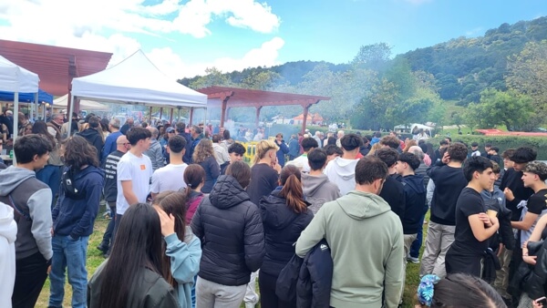 Moralzarzal celebra la tradicional Fiesta de la Cruz de Mayo 2026, Raíces de piedra y un día en familia. Jóvenes