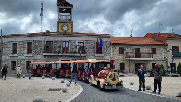 Moralzarzal celebra la tradicional Fiesta de la Cruz de Mayo 2026, Raíces de piedra y un día en familia. Tren
