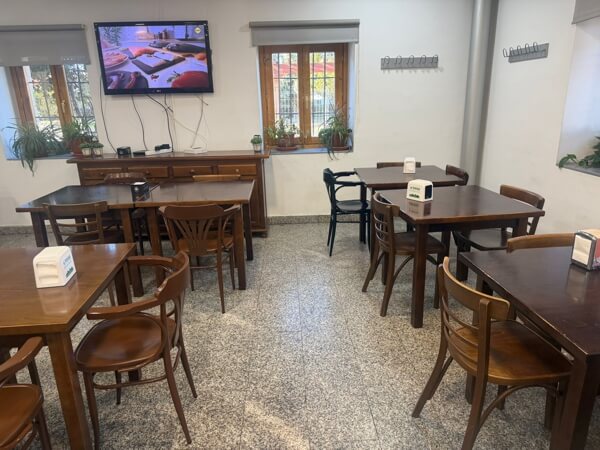 Moralzarzal mejora la estética y funcionalidad de la cafetería de El Hogar de Mayores. Mesas