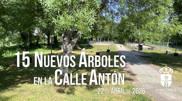 Moralzarzal planta 15 nuevos árboles en la zona de petanca de la calle Antón