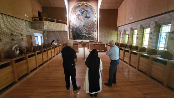 El alcalde y el primer teniente de alcalde visitan el Monasterio de las Monjas Calatravas de Moralzarzal para admirar sus tesoros artísticos declarados Bienes de Interés Cultural. cuadro