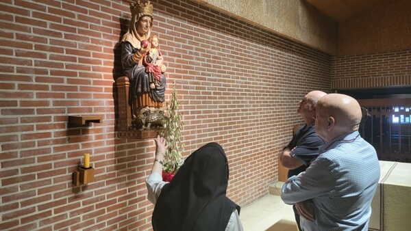 El alcalde y el primer teniente de alcalde visitan el Monasterio de las Monjas Calatravas de Moralzarzal para admirar sus tesoros artísticos declarados Bienes de Interés Cultural. virgen