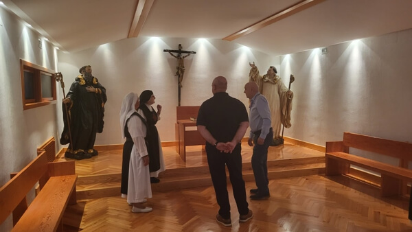 El alcalde y el primer teniente de alcalde visitan el Monasterio de las Monjas Calatravas de Moralzarzal para admirar sus tesoros declarados Bienes de Interés Cultural.