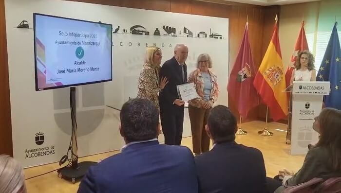 José Mª Moreno, alcalde de Moralzarzal, recibe oficialmente el Sello Infoparticipa 2025, referente en transparencia municipal.