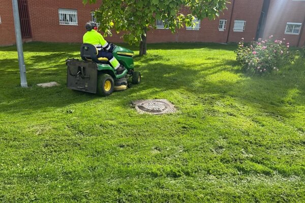 La Concejalía de Medio Ambiente intensifica la campaña de desbroce en todo el término municipal de Moralzarzal Mayo26