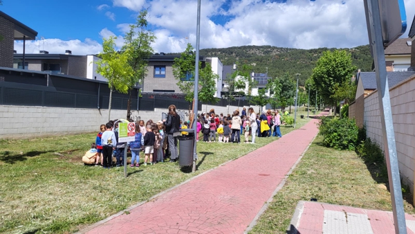 Los alumnos del Colegio San Miguel Arcángel plantan 17 árboles en Moralzarzal 6 de mayo w