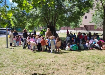 Los alumnos del Colegio San Miguel Arcángel plantan 17 árboles en Moralzarzal hoy w
