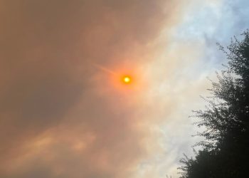 Masas de humo y ceniza alcanzan Moralzarzal por los graves incendios en la Comunidad de Madrid