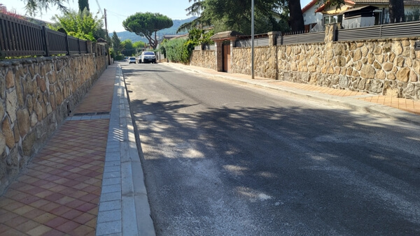 Concluyen las obras de remodelación en las calles Santa Isabel y Peña de Moralzarzal con aceras más amplias y accesibles
