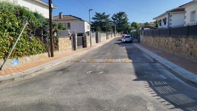Obras de remodelación en las calles Santa Isabel y Peña de Moralzarzal con aceras más amplias y accesibles