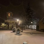 El Ayuntamiento activa el reparto gratis de sal en prevención de heladas y caída de nieve durante el invierno en Moralzarzal. Iglesia