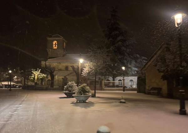 El Ayuntamiento activa el reparto gratis de sal en prevención de heladas y caída de nieve durante el invierno en Moralzarzal. Iglesia