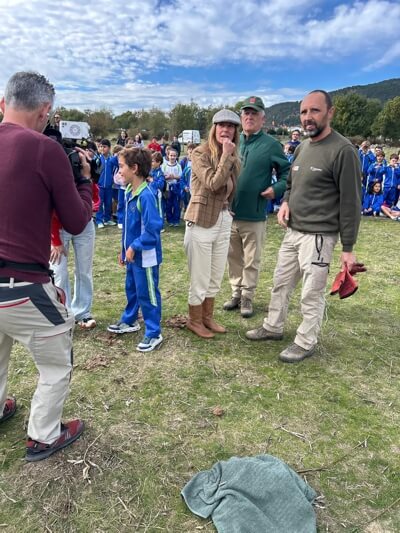 Más de 400 escolares de Moralzarzal viven una emocionante jornada de educación ambiental en la Dehesa, con la suelta de aves por parte del CRAS. Bea