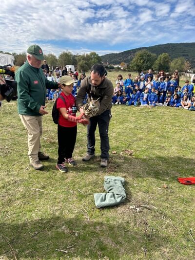 Más de 400 escolares de Moralzarzal viven una emocionante jornada de educación ambiental en la Dehesa, con la suelta de aves por parte del CRAS. Buho