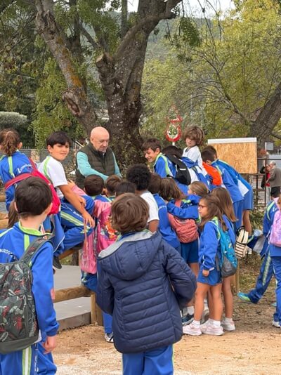 Más de 400 escolares de Moralzarzal viven una emocionante jornada de educación ambiental en la Dehesa, con la suelta de aves por parte del CRAS. Jose